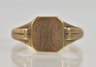 Lot 1289 - A 9ct yellow gold signet ring with initials to...