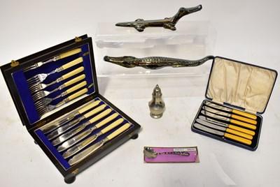Lot 714 - A mixed lot of plated ware, to include sugar...