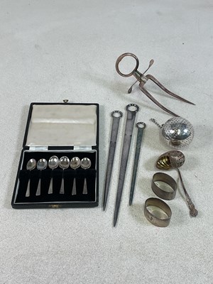 Lot 186 - A group of silver including an Edwardian...