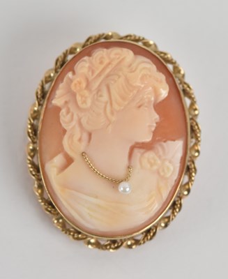 Lot 1398 - A 9ct yellow gold mounted cameo brooch, length...
