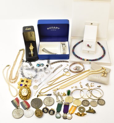 Lot 1441 - Various items of collectables and costume...