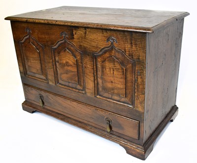 Lot 1601 - A small oak coffer