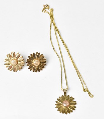 Lot 901 - A boxed 9ct Clogau Gold daisy pendant on fine...