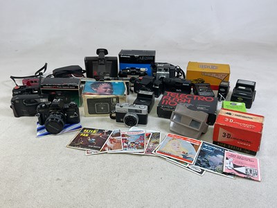 Lot 67 - A quantity of cameras and camera flashes, to...