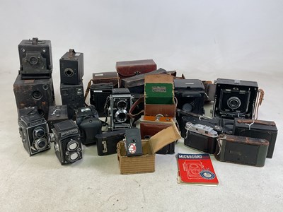 Lot 69 - A group of vintage cameras, including...
