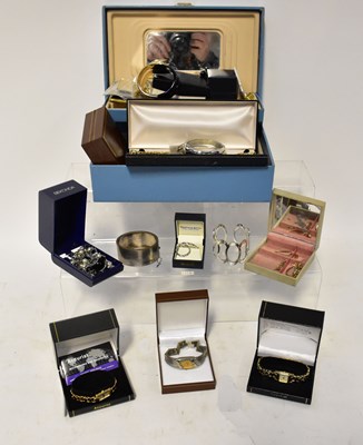 Lot 1028 - A mixed lot of costume jewellery, comprising...