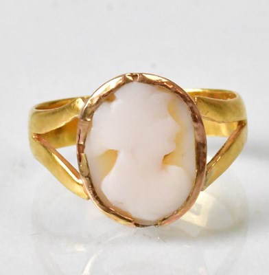 Lot 778 - A 22ct yellow gold ring set with oval shell...