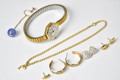 Lot 955 - A group of 9ct yellow gold jewellery,...
