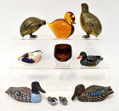 Lot 424 - A collection of bird items including a pair of...