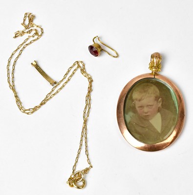 Lot 965 - A group of 9ct jewellery, comprising a rose...