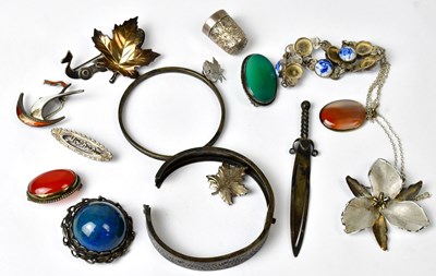 Lot 981 - A group of vintage silver jewellery,...