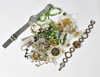 Lot 1019 - Costume jewellery to include single and pairs...