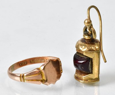 Lot 818 - A 9ct gold signet ring with shield shaped...