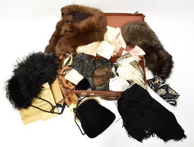 Lot 364 - A quantity of vintage accessories, to include...