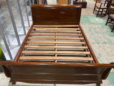 Lot 293 - A modern mahogany 5ft sleigh bed, with slats.