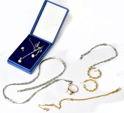 Lot 962 - A collection of 9ct gold jewellery, to include...