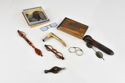 Lot 221 - An assortment of collectors' items including...