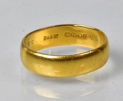 Lot 788 - A 22ct yellow gold wedding band, size K,...