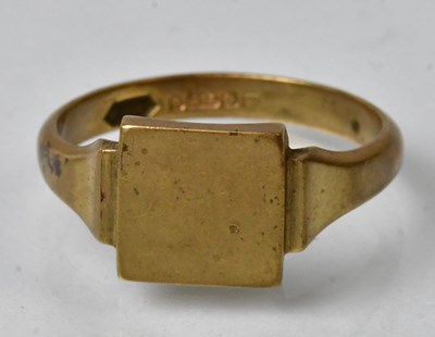 Lot 820 - A 9ct gold signet ring with blank square...