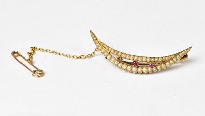 Lot 877 - A 15ct brooch in the form of a crescent set...