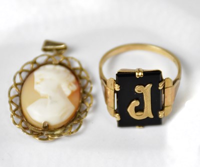 Lot 950 - A 9ct gold memorial ring set with jet and...