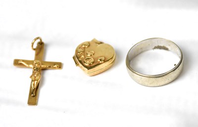 Lot 957 - Three 9ct gold items, comprising a crucifix...