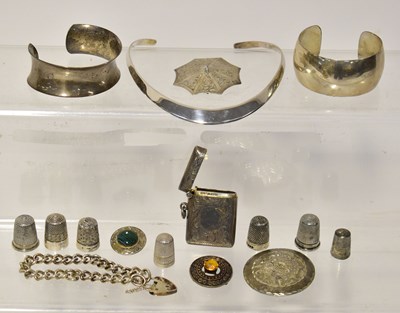 Lot 989 - A group of silver jewellery and other items,...