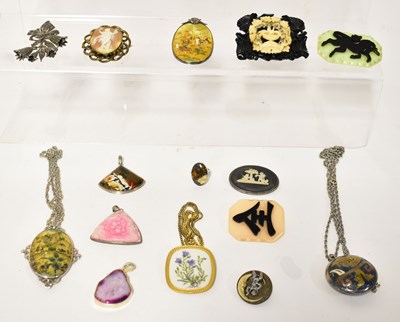 Lot 997 - A collection of brooches, to include a...