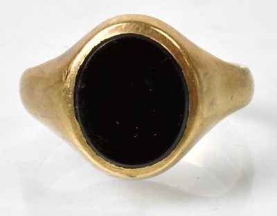 Lot 667 - A 9ct yellow gold signet ring set with onyx,...