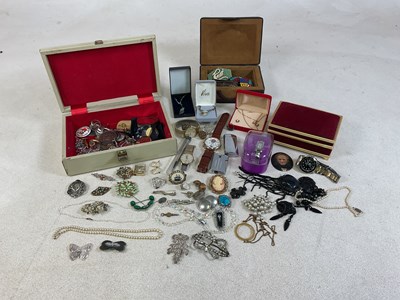 Lot 213 - A quantity of costume jewellery, mainly...
