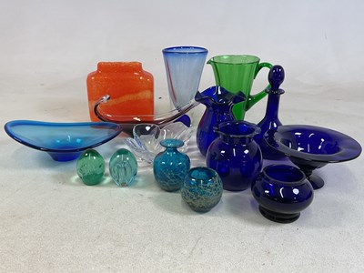 Lot 115 - A group of decorative glass including a...