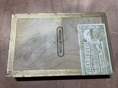Lot 25 - MONTE CRISTO CIGARS; an opened box containing...