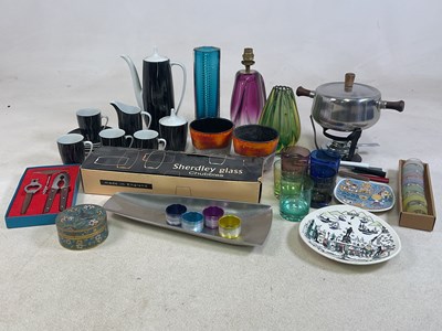 Lot 27 - A group of collectors' items, including an art...