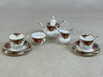Lot 112 - ROYAL ALBERT; an 'Old Country Roses' pattern...