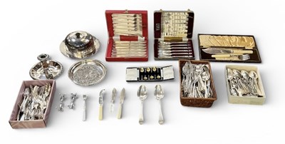 Lot 1086 - A quantity of assorted silver plated items,...