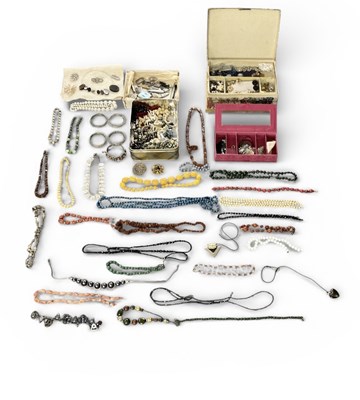 Lot 1424 - A large quantity of assorted costume jewellery...