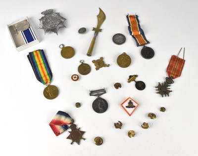 Lot 543 - A collection of WWI and later military and...