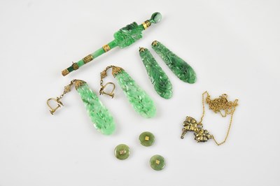 Lot 402 - A collection of Chinese hardstone jewellery...