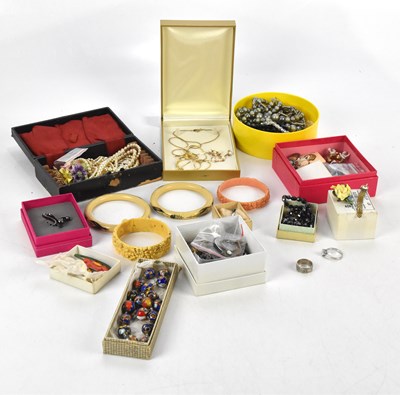 Lot 391 - A mixed collection of costume jewellery...
