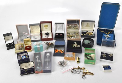 Lot 392 - A mixed collection of costume jewellery...