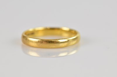 Lot 595 - A 22ct yellow gold wedding band, size O,...