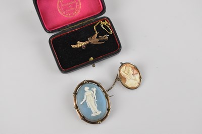 Lot 209 - A yellow metal swallow bar brooch, stamped '9...