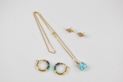 Lot 259 - A 9ct yellow gold pendant set with a Batalha...