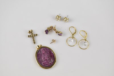 Lot 29 - A 9ct yellow gold mounted pendant carved with...