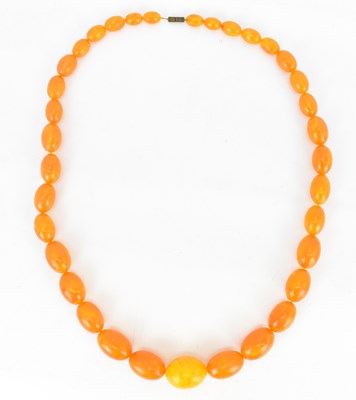 Lot 1034 - A vintage amber-style necklace with graduated...