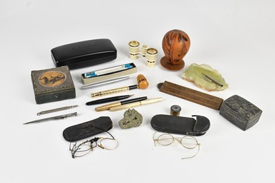 Lot 1252 - A selection of collectors' items including two...