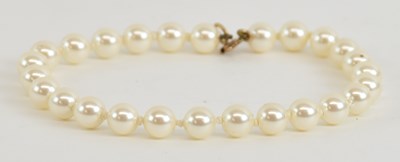 Lot 1421 - A single strand cultured pearl bracelet, with...
