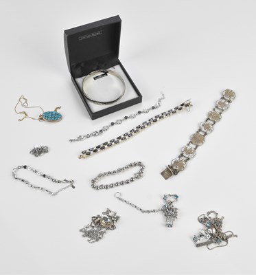 Lot 701 - A small collection of costume jewellery,...
