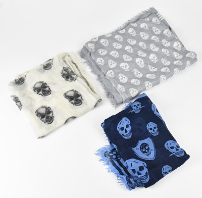 Lot 1214 - ALEXANDER MCQUEEN; a grey and cream wool skull...