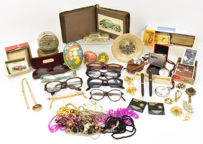 Lot 317 - A quantity of mixed vintage collectables...